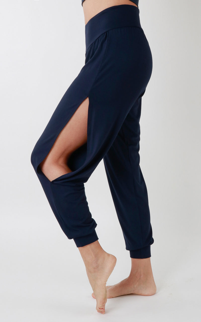 Сет БРИЗ Тънмо син - Шалвар с цепка, бюстие и блуза с гол гръб + ЛАСТИК ПОДАРЪК !